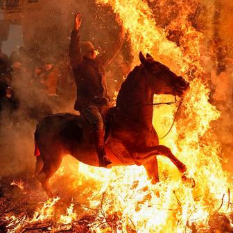 Ohnivý rituál koní: Las Luminarias je noc plná kouře a legend