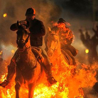 Ohnivý rituál koní: Las Luminarias je noc plná kouře a legend