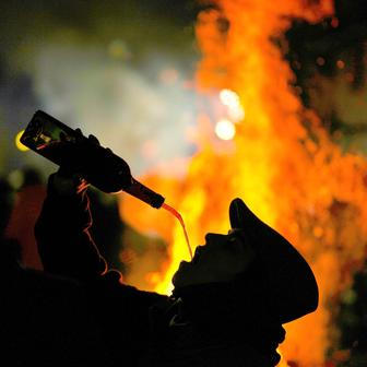 Ohnivý rituál koní: Las Luminarias je noc plná kouře a legend