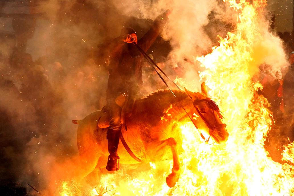 Ohnivý rituál koní: Las Luminarias je noc plná kouře a legend