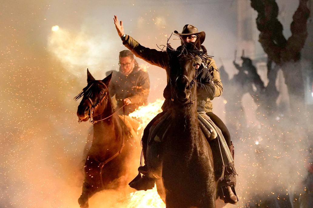 Ohnivý rituál koní: Las Luminarias je noc plná kouře a legend