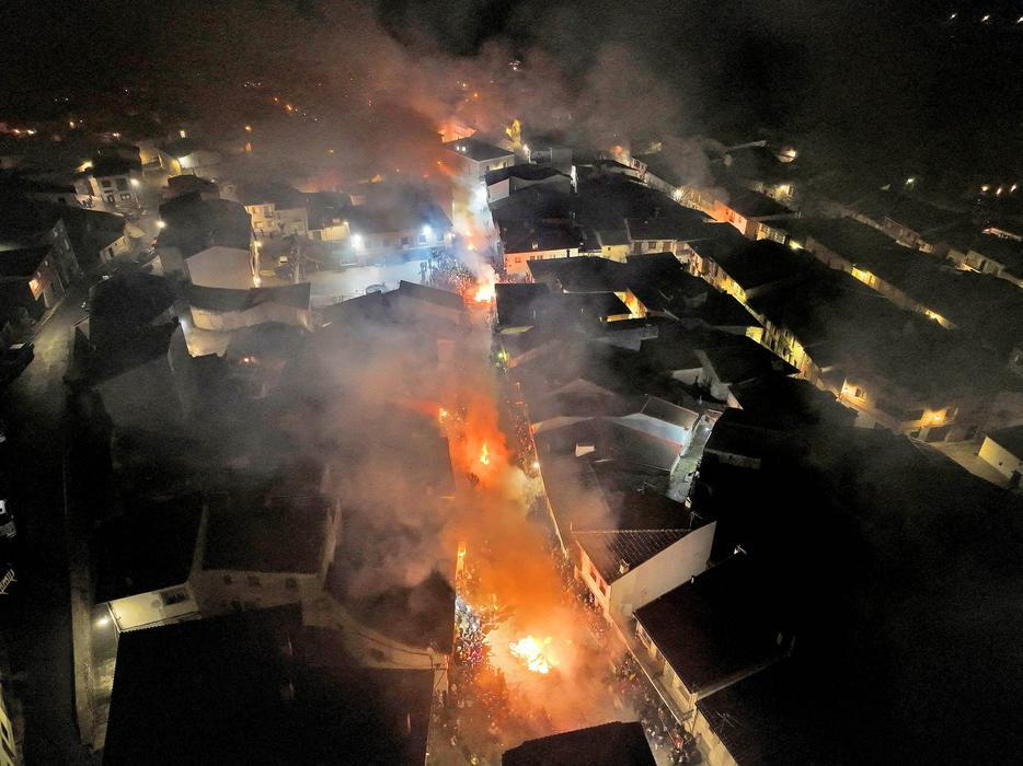 Ohnivý rituál koní: Las Luminarias je noc plná kouře a legend