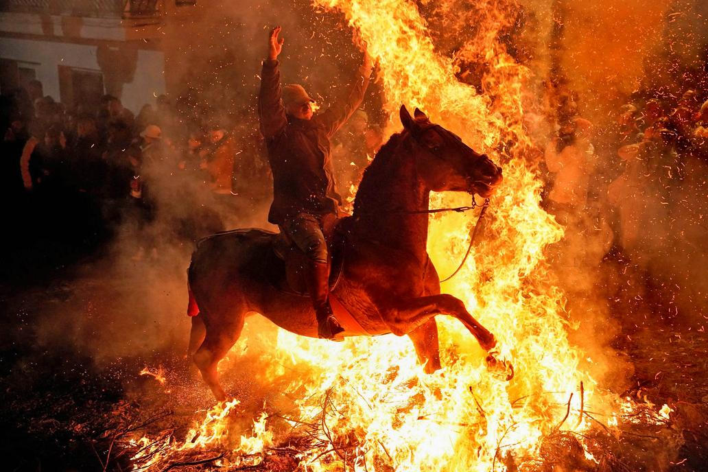 Ohnivý rituál koní: Las Luminarias je noc plná kouře a legend
