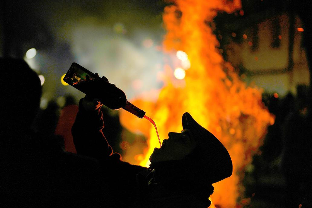 Ohnivý rituál koní: Las Luminarias je noc plná kouře a legend