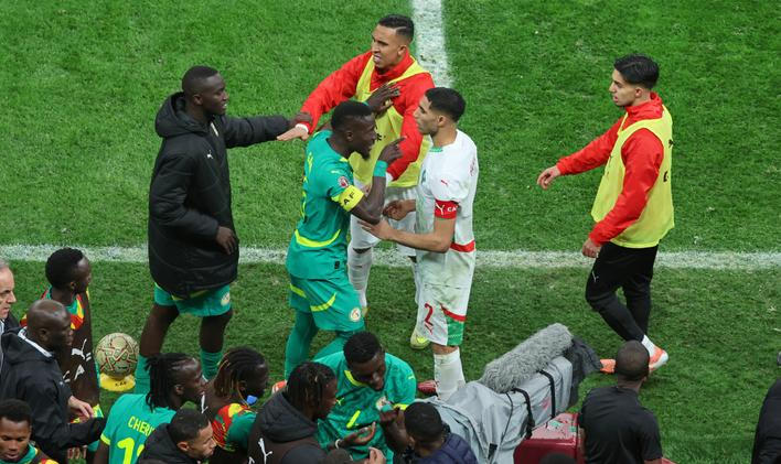 Idrissa Gueye a Ašraf Hakimí v jedné z mnoha potyček finále mistrovství Afriky 2026