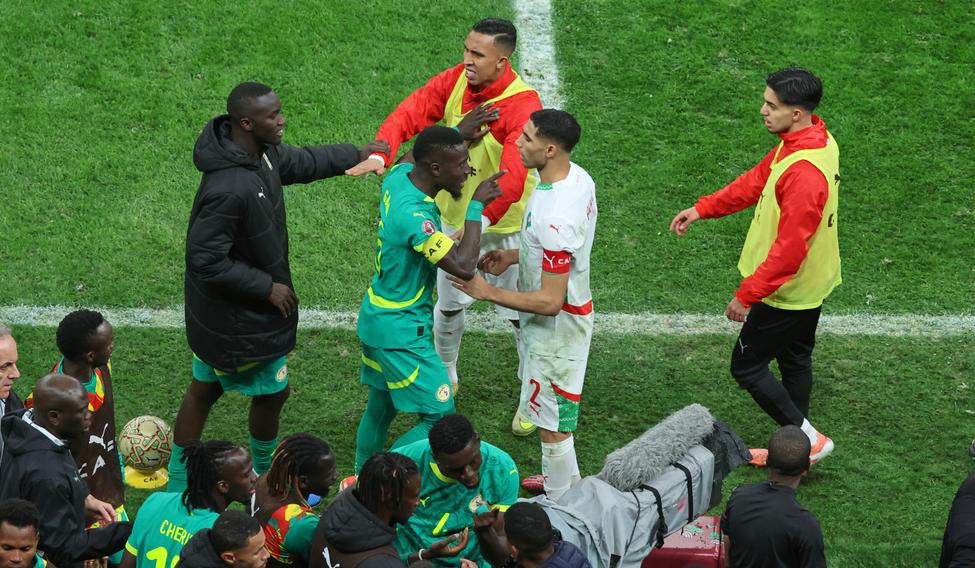 Idrissa Gueye a Ašraf Hakimí v jedné z mnoha potyček finále mistrovství Afriky 2026