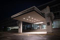 Česká televize, Kavčí hory, budova, hlavní vchod, večer