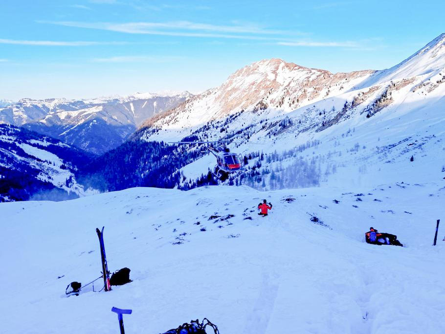 Záchranný vrtulník u místa laviny na Finsterkopfu v údolí Grossarl, oblast Pongau, Rakousko, kde zahynuli čtyři lyžaři, 17. ledna 2026.