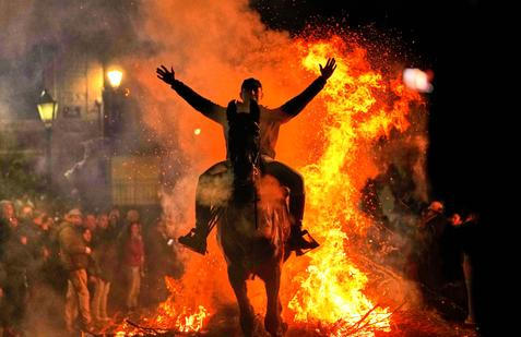 Ohnivý rituál koní: Las Luminarias je noc plná kouře a legend