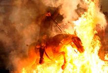 Ohnivý rituál koní: Las Luminarias je noc plná kouře a legend