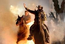 Ohnivý rituál koní: Las Luminarias je noc plná kouře a legend