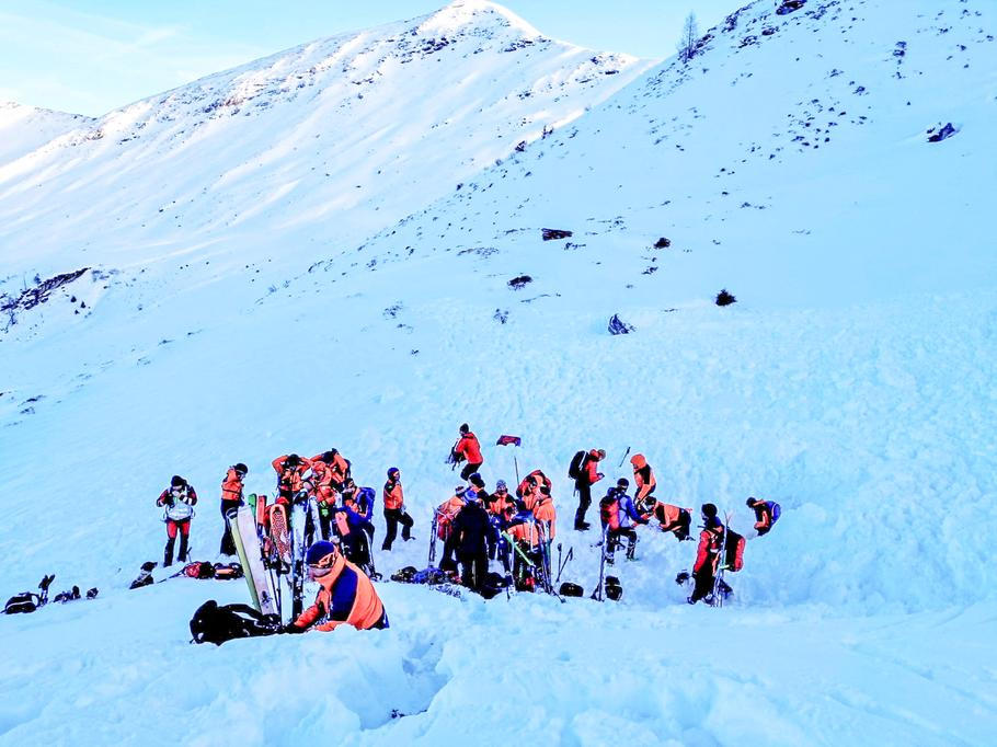 Záchranáři na místě laviny u Finsterkopfu v oblasti Pongau, Rakousko, kde zahynuli čtyři lyžaři, 17. ledna 2026.