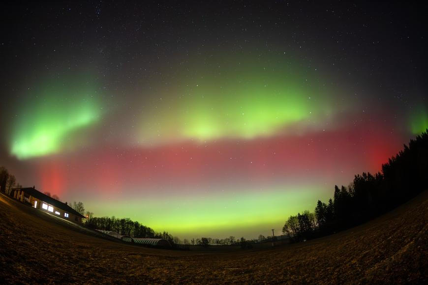 Obloha nad Českem explodovala barvami. Mimořádná polární záře byla vidět i z velkých měst