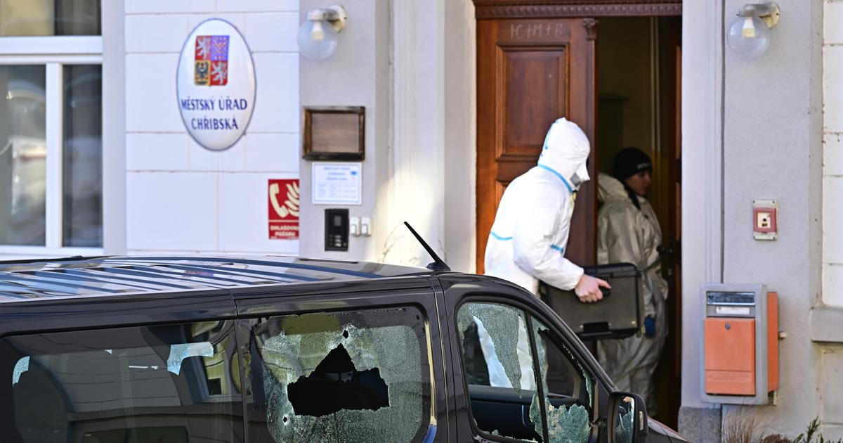 Proč vrah střílel na městském úřadě? Čeká se na zásadní informaci