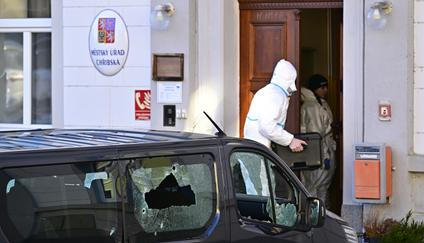 Městský úřad po tragické střelbě, 19. ledna 2026, Chřibská, Děčínsko. Po střelbě na úřadě je mrtvý jeden muž a útočník. Několik dalších osob je zraněno.