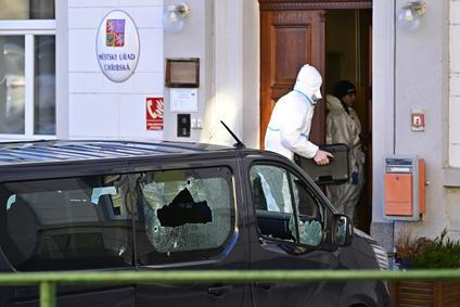 Městský úřad po tragické střelbě, 19. ledna 2026, Chřibská, Děčínsko. Po střelbě na úřadě je mrtvý jeden muž a útočník. Několik dalších osob je zraněno.