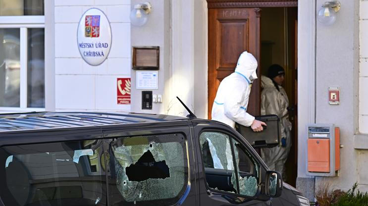 Městský úřad po tragické střelbě, 19. ledna 2026, Chřibská, Děčínsko. Po střelbě na úřadě je mrtvý jeden muž a útočník. Několik dalších osob je zraněno.
