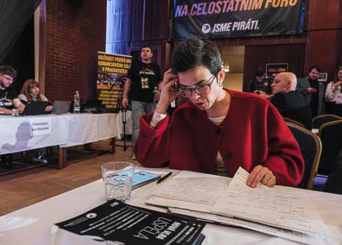 Na celostátním pirátském fóru, které proběhlo třetí lednový víkend v Prachaticích, se řešila i finanční situace strany. Kromě toho si Piráti zvolili vedení, poslankyně Olga Richterová (na snímku) obhájila pozici místopředsedkyně.