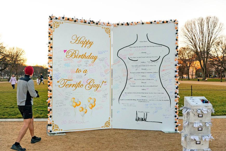 Epstein a Trump: narozeninové přání se vrací v nadživotní velikosti