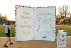 Epstein a Trump: narozeninové přání se vrací v nadživotní velikosti