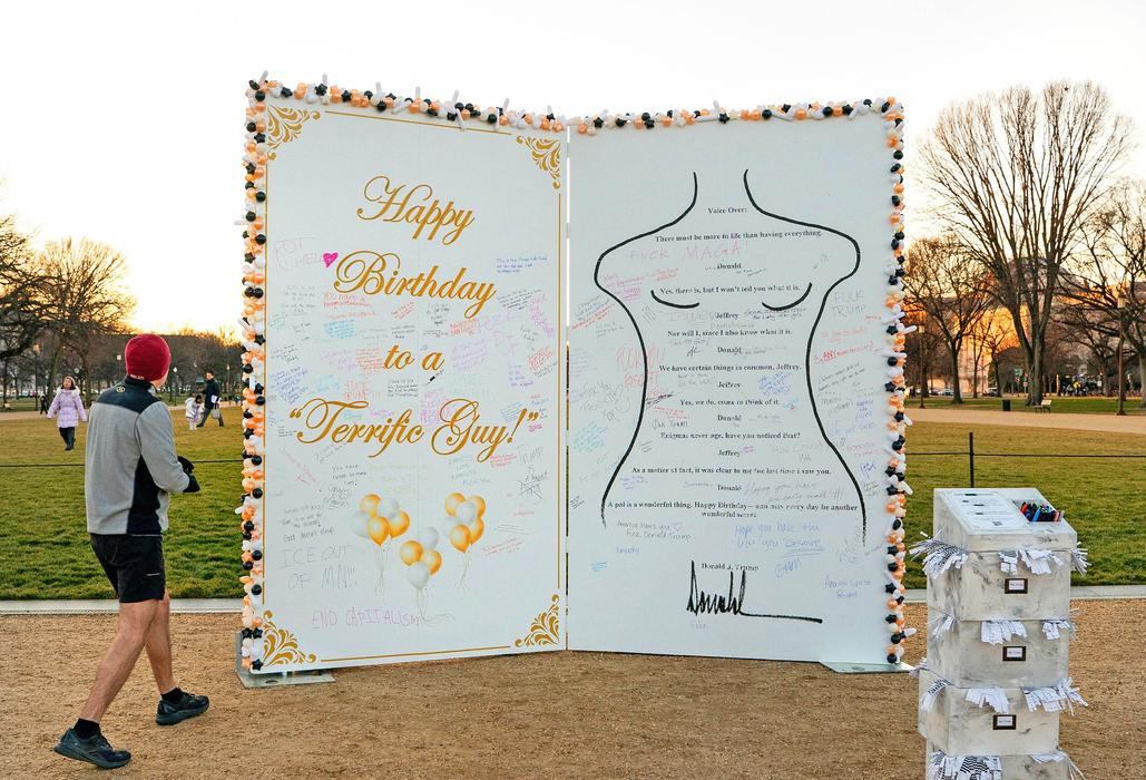 Epstein a Trump: narozeninové přání se vrací v nadživotní velikosti