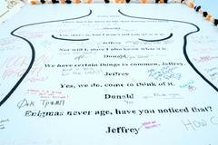 Epstein a Trump: narozeninové přání se vrací v nadživotní velikosti