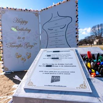 Epstein a Trump: narozeninové přání se vrací v nadživotní velikosti