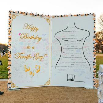 Epstein a Trump: narozeninové přání se vrací v nadživotní velikosti