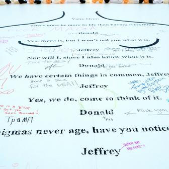 Epstein a Trump: narozeninové přání se vrací v nadživotní velikosti