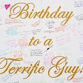 Epstein a Trump: narozeninové přání se vrací v nadživotní velikosti