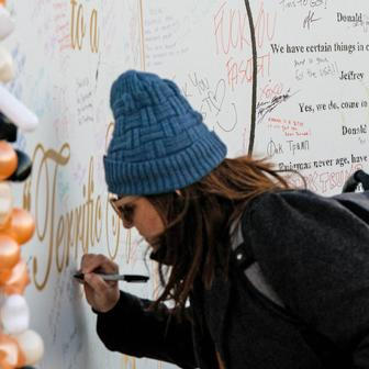 Epstein a Trump: narozeninové přání se vrací v nadživotní velikosti