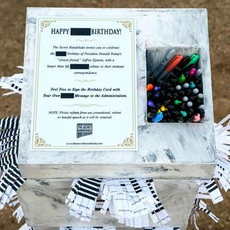 Epstein a Trump: narozeninové přání se vrací v nadživotní velikosti