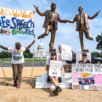 Epstein a Trump: narozeninové přání se vrací v nadživotní velikosti