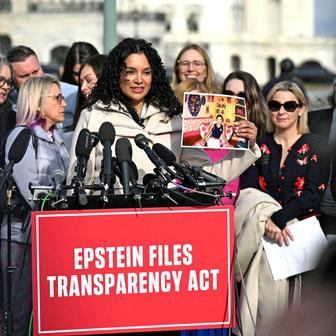 Epstein a Trump: narozeninové přání se vrací v nadživotní velikosti