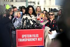 Epstein a Trump: narozeninové přání se vrací v nadživotní velikosti