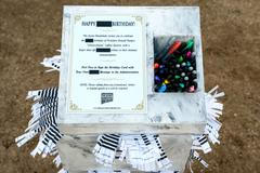 Epstein a Trump: narozeninové přání se vrací v nadživotní velikosti