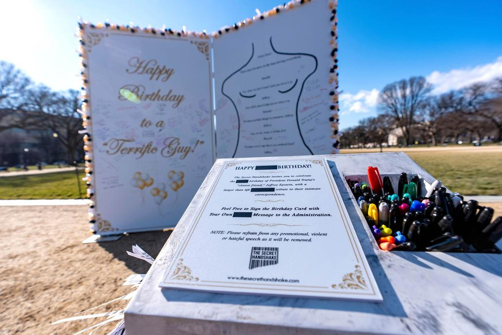 Epstein a Trump: narozeninové přání se vrací v nadživotní velikosti