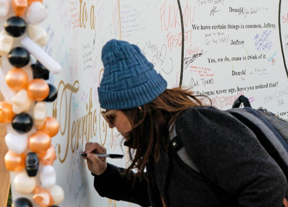 Epstein a Trump: narozeninové přání se vrací v nadživotní velikosti