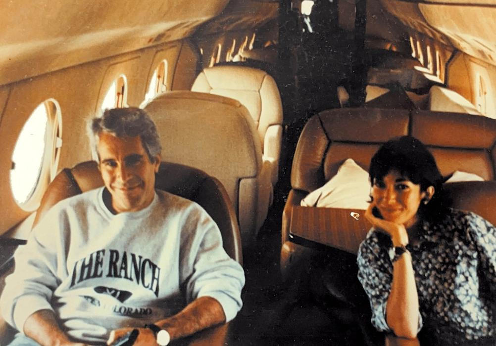 Epstein a Trump: narozeninové přání se vrací v nadživotní velikosti