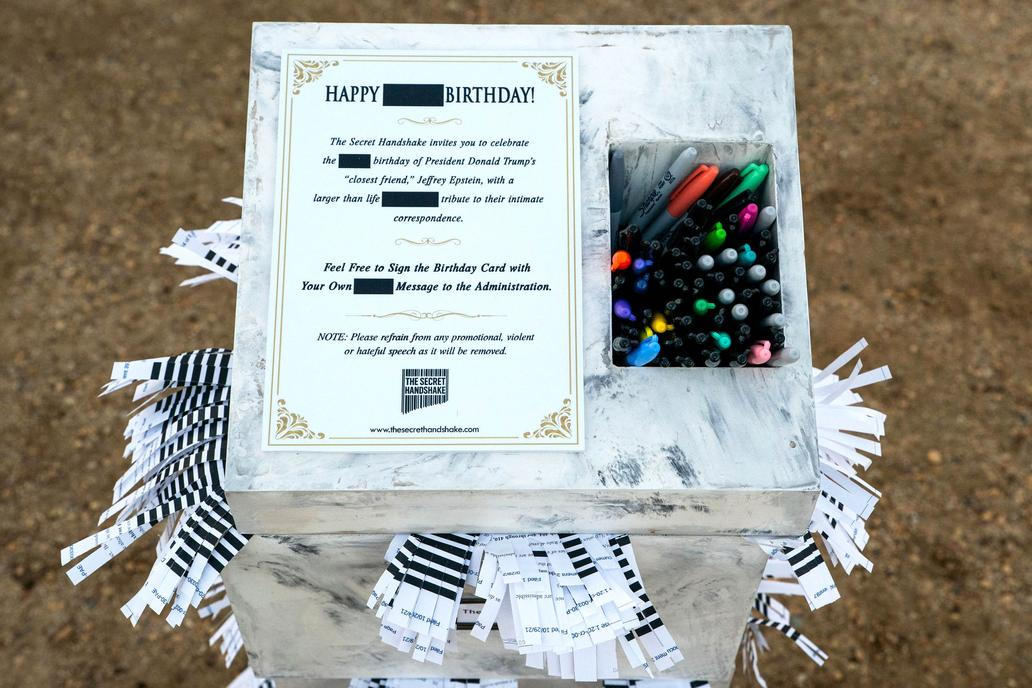 Epstein a Trump: narozeninové přání se vrací v nadživotní velikosti
