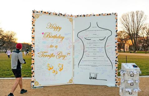 Epstein a Trump: narozeninové přání se vrací v nadživotní velikosti