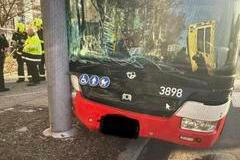 Při nehodě autobusu v pražských Letňanech se zranilo několik lidí, řidič pravděpodobně zkolaboval. Na místě je omezený provoz, uvedla policie.
