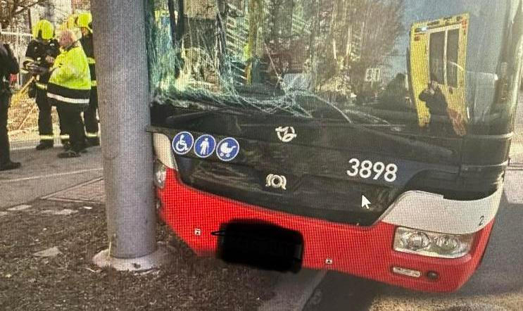 Při nehodě autobusu v pražských Letňanech se zranilo několik lidí, řidič pravděpodobně zkolaboval. Na místě je omezený provoz, uvedla policie.