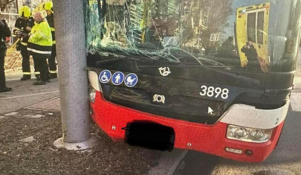 Při nehodě autobusu v pražských Letňanech se zranilo několik lidí, řidič pravděpodobně zkolaboval. Na místě je omezený provoz, uvedla policie.