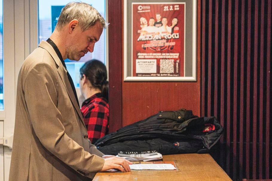 Hřibův mejdan roku. Sázka na drahou volební kampaň vyšla, teď ale musí Piráti hledat peníze.