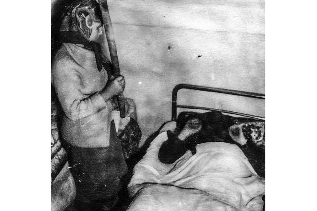 Rekonstrukce vraždy Jána Čubírka holí, Trutnov 1951. Čubírková demonstruje úder do hlavy spícího manžela. 