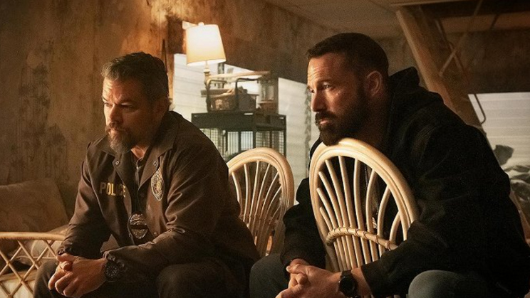 Ben Affleck jako seržant JD Byrne a Matt Damon v roli poručíka Danea Dumarse ve filmu Rána.