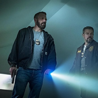 Ben Affleck jako seržant JD Byrne a Matt Damon v roli poručíka Danea Dumarse ve filmu Rána.