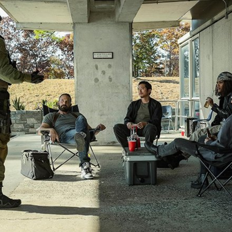 Ben Affleck, Steven Yeun a Teyana Taylorová ve filmu Rána.