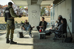 Ben Affleck, Steven Yeun a Teyana Taylorová ve filmu Rána.